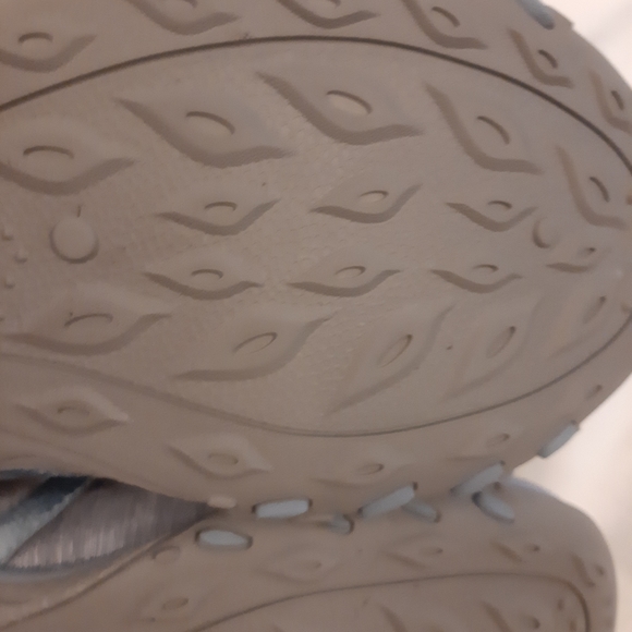 Skechers memory foam shoes. They don’t fit me. - Picture 7 of 14